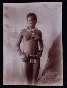 Zulu-Mädchen im einheimischen Kostümballkleid, ca. 1895